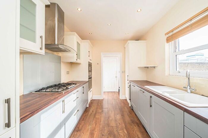 3 Bedroom Flat To Rent In Heathfield Square, Earlsfield, SW18
