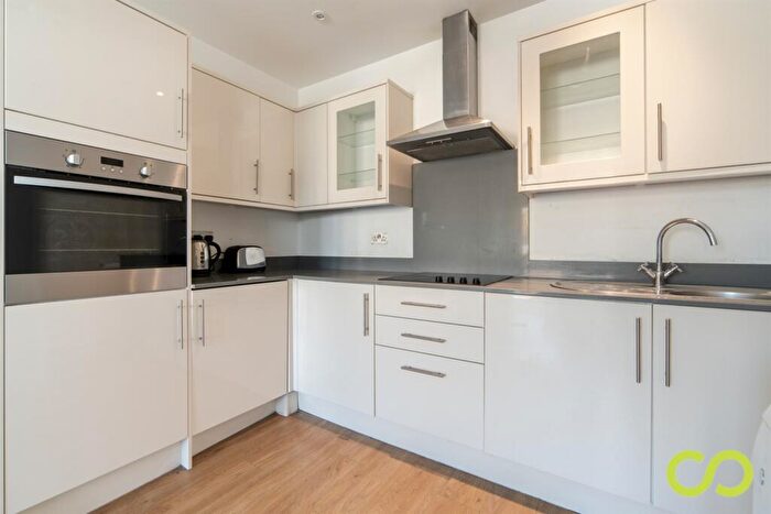2 Bedroom Flat To Rent In Nova House, Buckingham Gardens, Slough, SL1