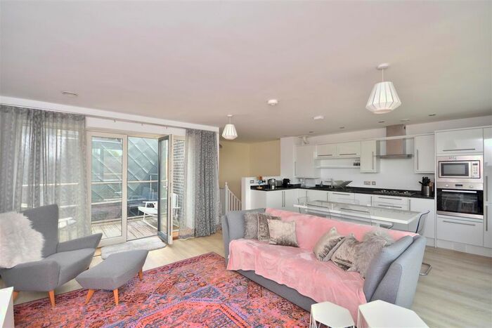 2 Bedroom Maisonette To Rent In Castle Lane, Swansea, SA1