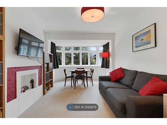 2 Bedroom Flat To Rent In Grove Court, London, SE26