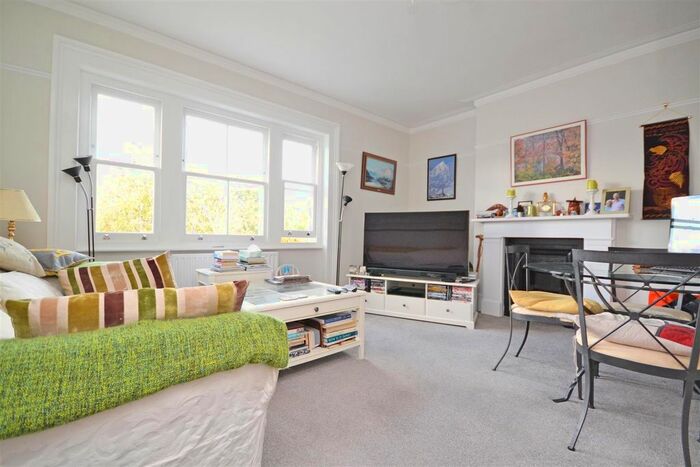 1 Bedroom Flat To Rent In The Barons, St Margarets, Twickenham, TW1