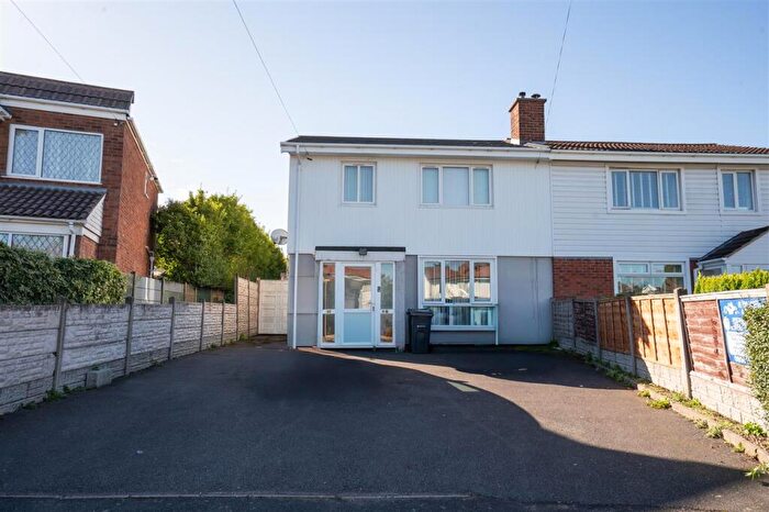 3 Bedroom Semi-Detached House For Sale In Fallindale Road, Birmingham, B26