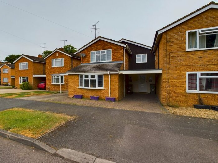 3 Bedroom Link Detached House For Sale In Sharps Close, Waddesdon, Aylesbury, HP18