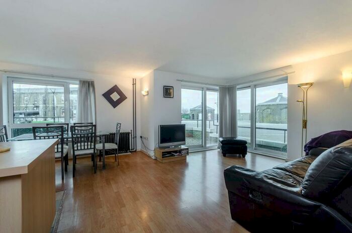 2 Bedroom Flat To Rent In Hopton Road, Woolwich, London, SE18