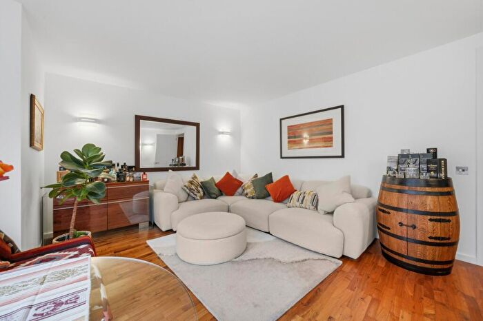 1 Bedroom Flat For Sale In New Providence Wharf, Fairmont Avenue, E14