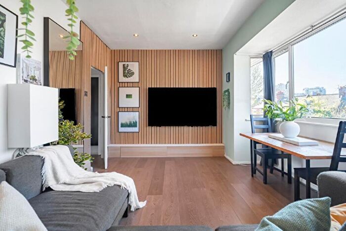 1 Bedroom Flat For Sale In Battersea Park Road, Battersea, London, SW11