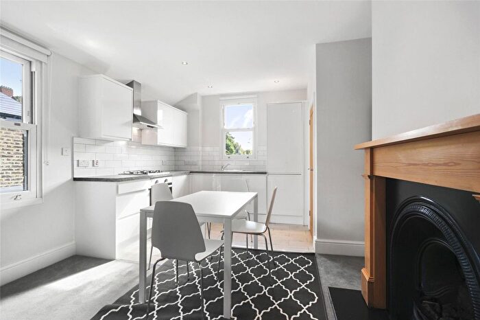 3 Bedroom Flat To Rent In Collingbourne Road, Shepherds Bush, London, W12