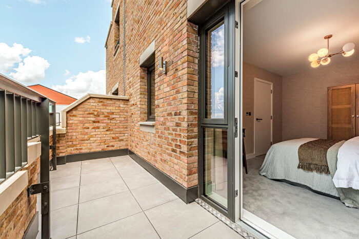 3 Bedroom Town House For Sale In North Gate Park, London, N15