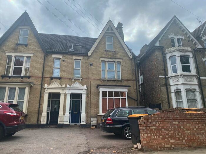 Flat To Rent In Clapham Road, Bedford, MK41