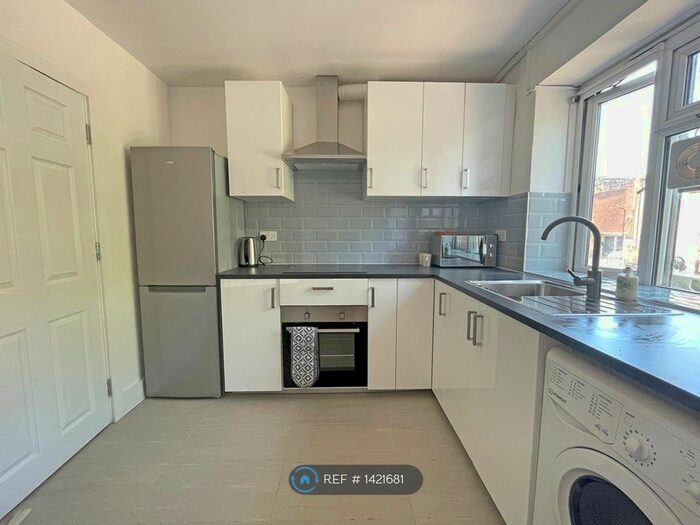 3 Bedroom Flat To Rent In Charlton Court, London, E2