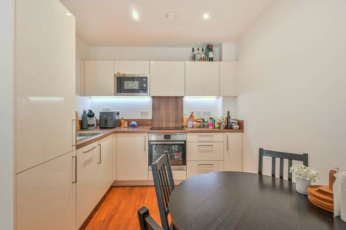 1 Bedroom Flat To Rent In Kingfisher Heights, Royal Docks, London, E16