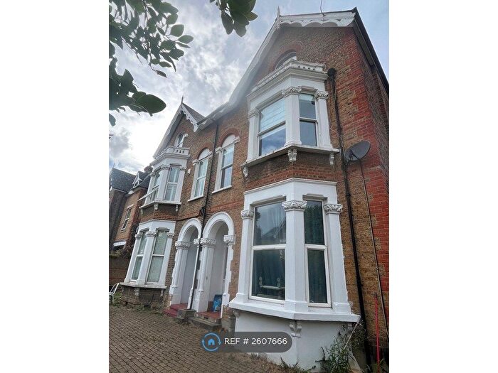3 Bedroom Flat To Rent In Queens Road, London, SW19