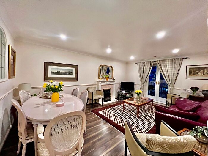 2 Bedroom Flat To Rent In Russell Road, London, W14