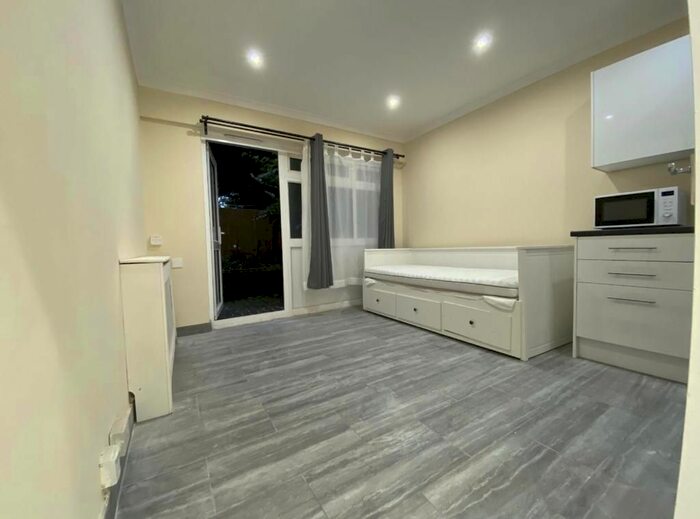 2 Bedroom Flat To Rent In Brandon Estate, London, SE17