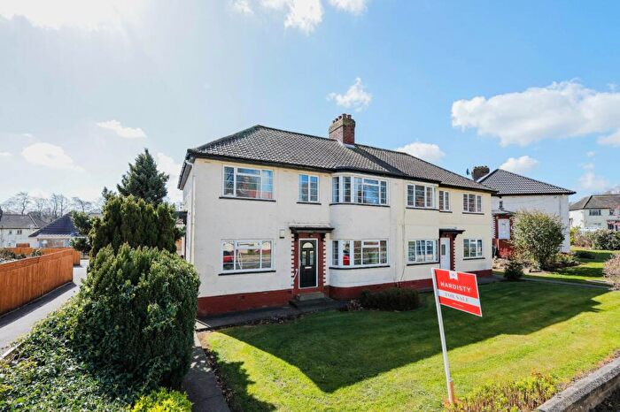 2 Bedroom Flat For Sale In Redesdale Gardens, Leeds, West Yorkshire, LS16