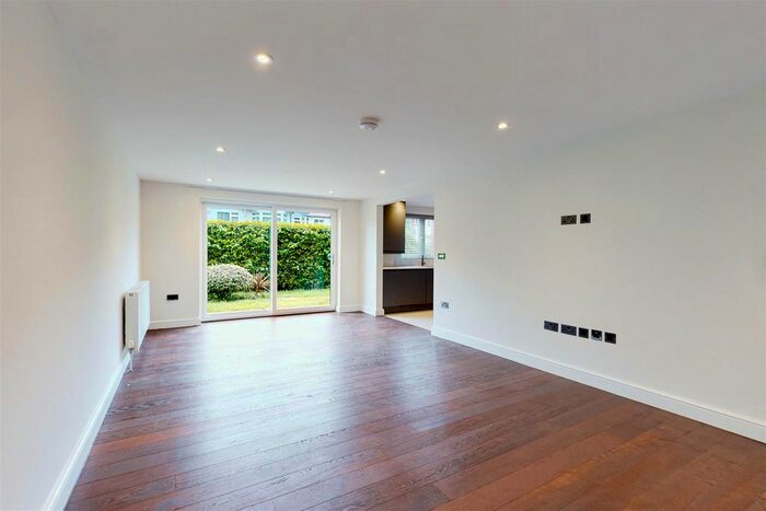 2 Bedroom Flat To Rent In Oakview Lodge, Beechcroft Avenue, Golders Green, NW11