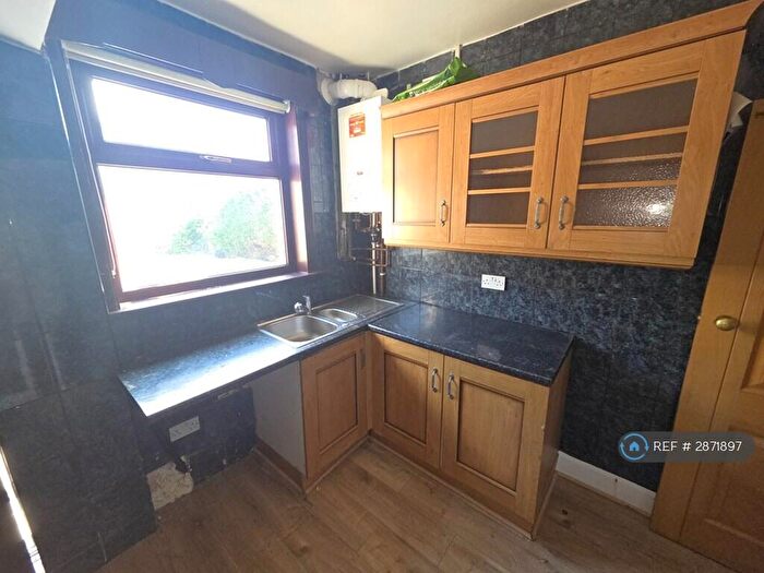 3 Bedroom Semi Detached House To Rent In Rayner Avenue, Bradford, BD8