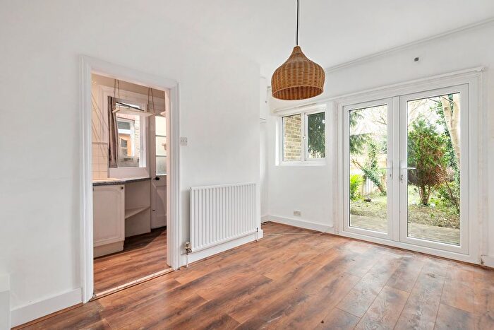 2 Bedroom Flat To Rent In Grantham Road, Chiswick, London, W4
