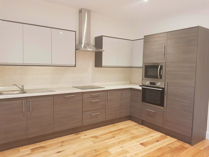 2 Bedroom Flat To Rent In Queensway, Redhill, RH1