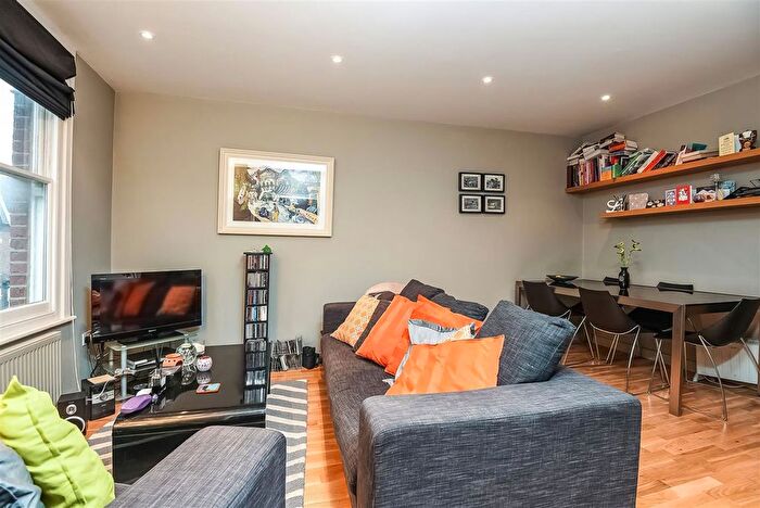 2 Bedroom Flat To Rent In Shrubbery Road, London, SW16