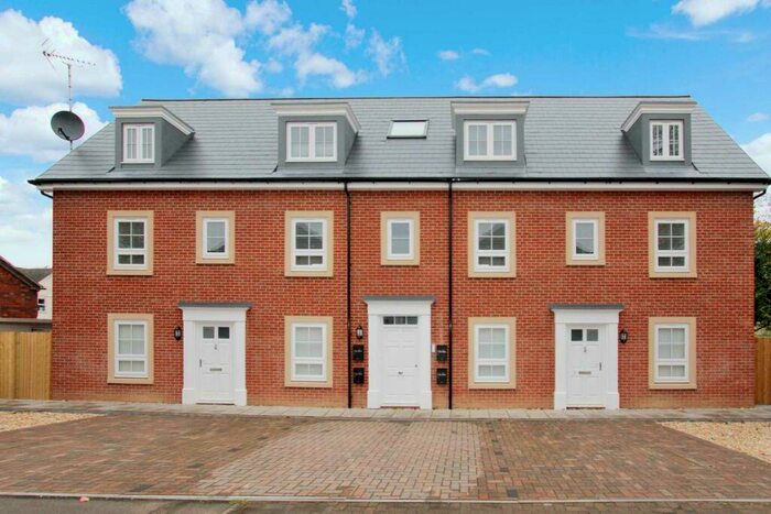 2 Bedroom Apartment To Rent In Bath Road, Old Town, SN1