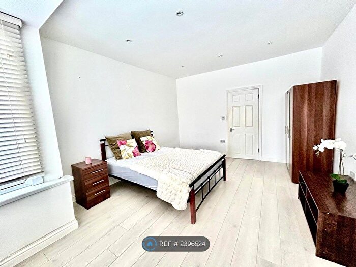 Studio To Rent In Watford Way, London, NW4