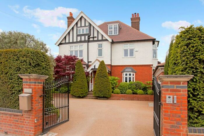 6 Bedroom Detached House To Rent In Hill Brow Bromley, BR1