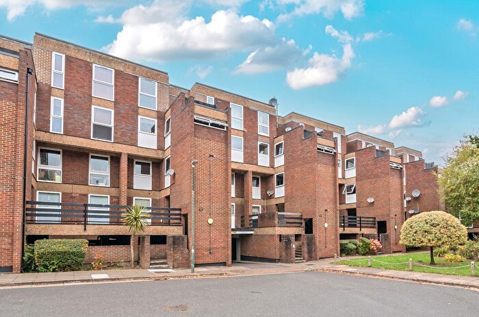 2 Bedroom Flat For Sale In Longlands Road, Sidcup, DA15