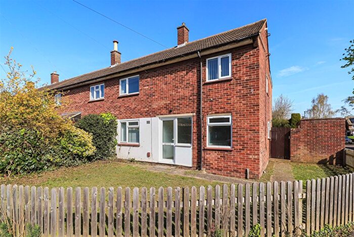 4 Bedroom Semi Detached House To Rent In Ferrars Way, Cambridge, CB4