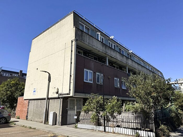 3 Bedroom Maisonette For Sale In Jenkinson House, Usk Street, Tower Hamlets, London, E2