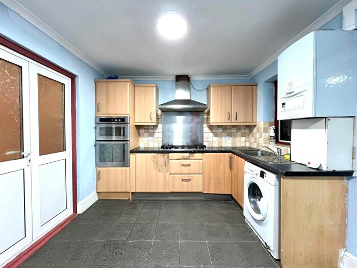 4 Bedroom House To Rent In Bedroom Terrace House, Hickling Road, Ilford, - £, Pcm, IG1
