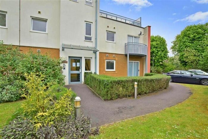 2 Bedroom Flat For Sale In Trafalgar Gardens, Three Bridges, Crawley, West Sussex, RH10