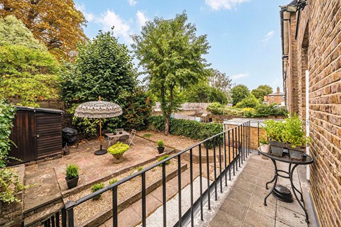 1 Bedroom Flat To Rent In Park Road, East Twickenham, TW1