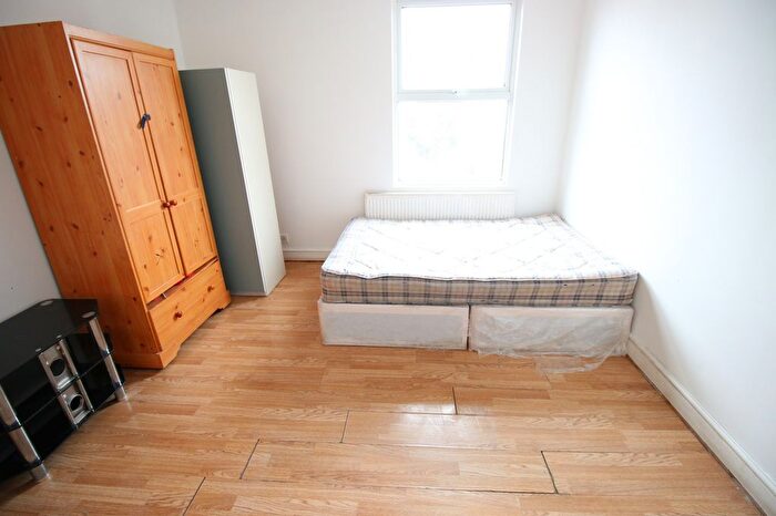 2 Bedroom Flat To Rent In Staines Road, Hounslow, Middlesex, TW3
