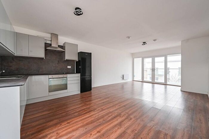 3 Bedroom Flat To Rent In Walthamstow, Walthamstow, London, E17