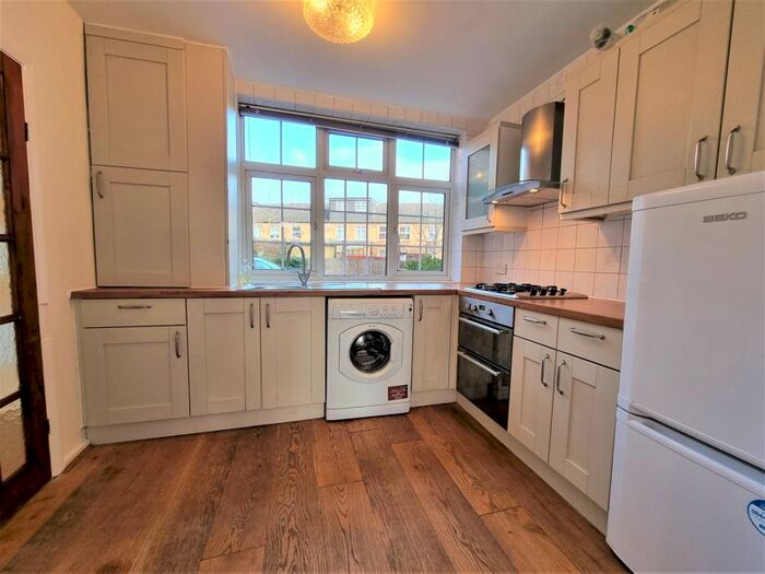 3 Bedroom Maisonette To Rent In Stepney Green, London, E1