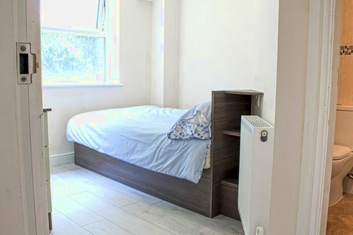 1 Bedroom Flat To Rent In Headingley Lane, Headingley, Leeds, LS6