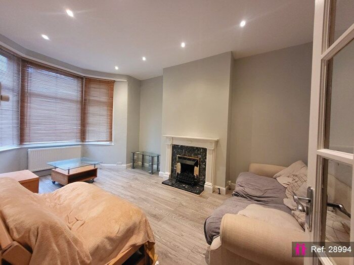 2 Bedroom Maisonette To Rent In Ballards Lane, London, N3