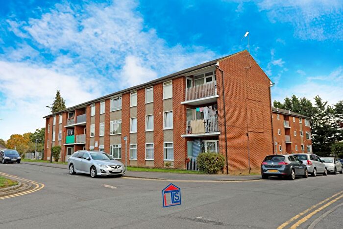 3 Bedroom Flat To Rent In Sandringham Court, Burnham, SL1