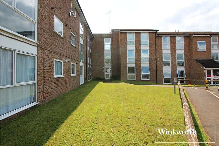 2 Bedroom Flat To Rent In Eskdale, London Colney, Hertfordshire, AL2
