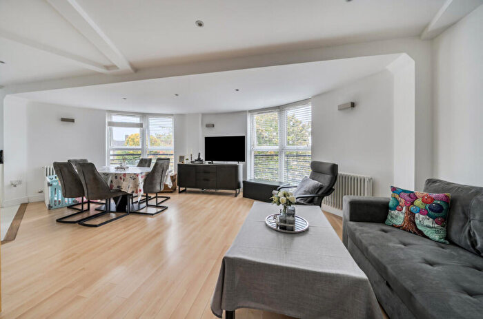 2 Bedroom Apartment For Sale In Melfield Gardens, London, SE6