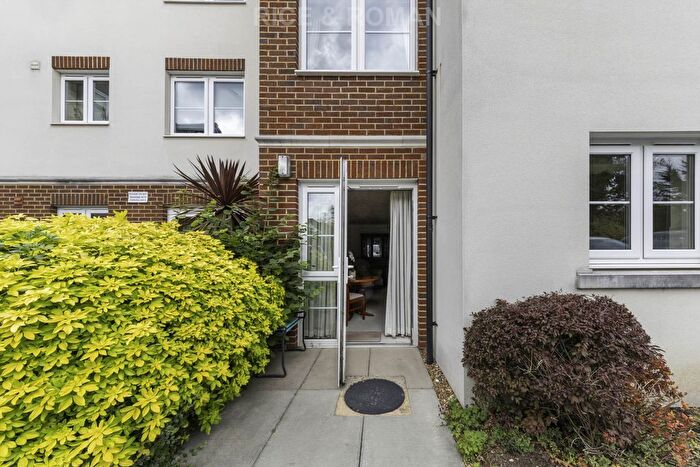 1 Bedroom Flat For Sale In Lynton Court, Epsom, KT17