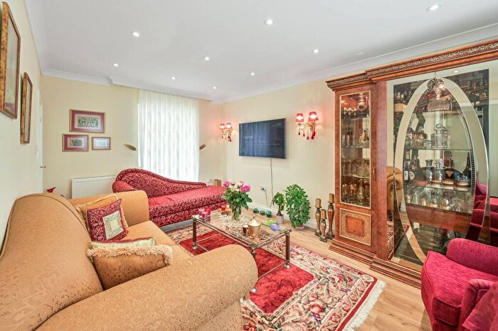 3 Bedroom End Of Terrace House For Sale In Sturgess Avenue, Hendon, London, NW4