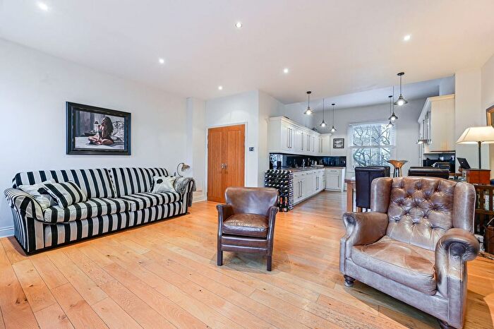3 Bedroom Flat For Sale In Kempsford Gardens, Earls Court, London, SW5