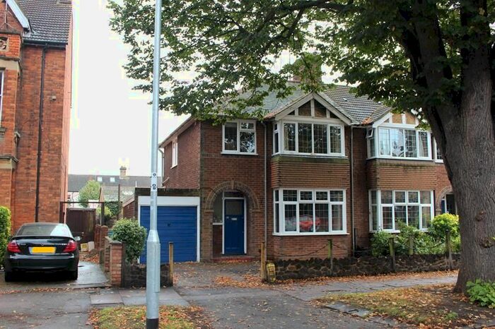 3 Bedroom Semi-Detached House To Rent In Bushmead Avenue, Bedford, MK40