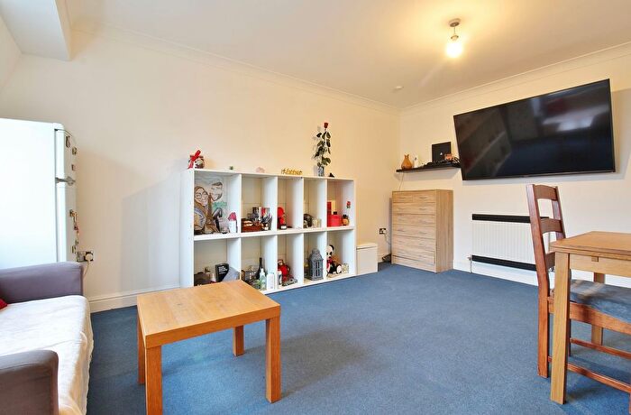 1 Bedroom Flat To Rent In Elizabeth Gardens, Isleworth, TW7