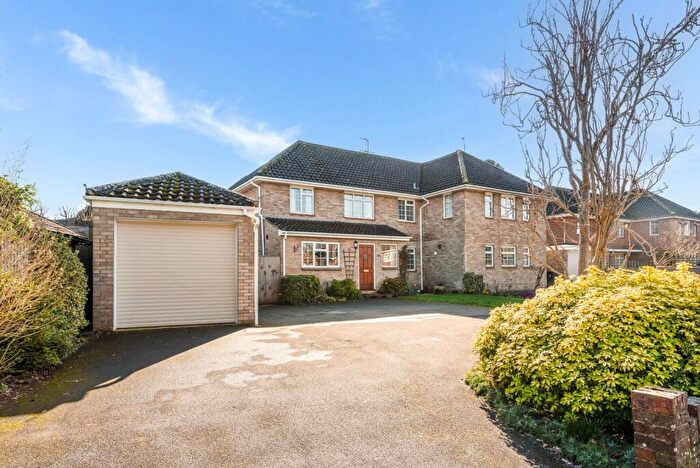 4 Bedroom Semi-Detached House For Sale In Barnfield Road, Petersfield, Hampshire, GU31