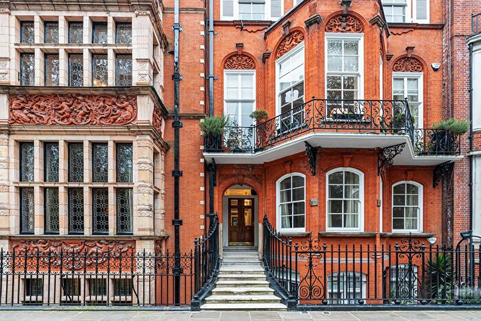 4 Bedroom Flat To Rent In Cadogan Square, London, SW1X