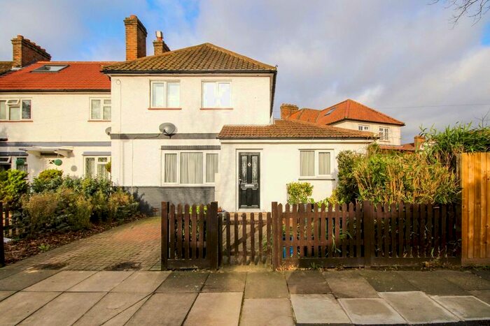 2 Bedroom Flat To Rent In Turner Avenue, Twickenham, TW2