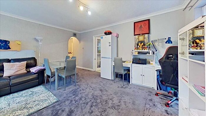 2 Bedroom Flat To Rent In Westmoreland Drive, Sutton, SM2